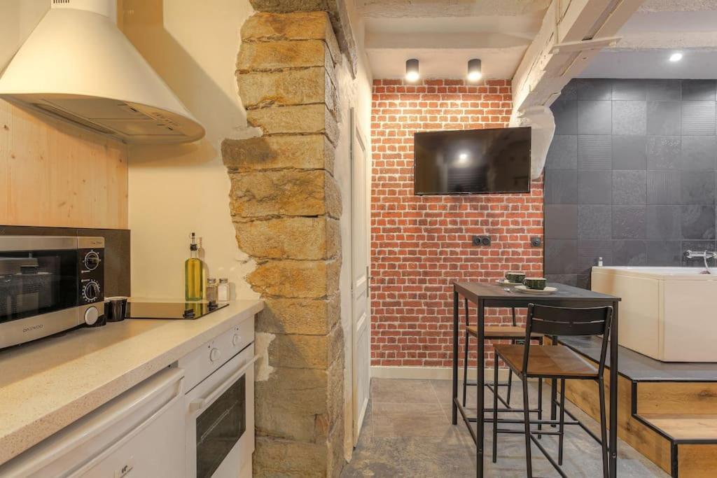 Industrial-Style Studio With Bathtub, Vieux-Lyon Exterior foto