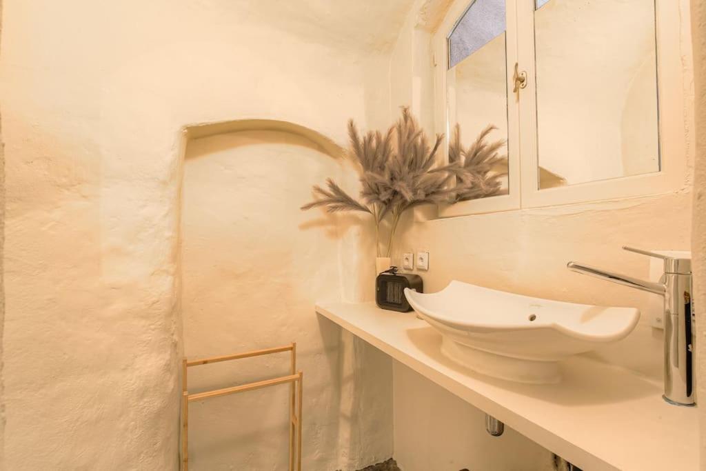 Industrial-Style Studio With Bathtub, Vieux-Lyon Exterior foto