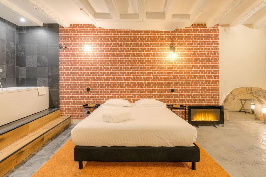 Industrial-Style Studio With Bathtub, Vieux-Lyon Exterior foto