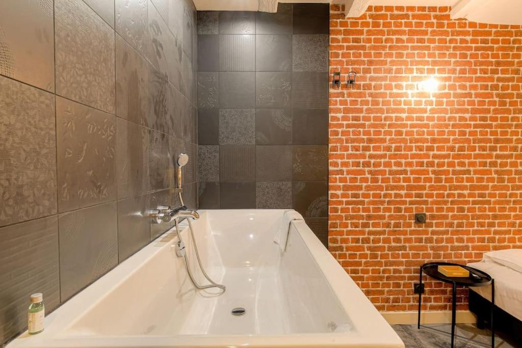 Industrial-Style Studio With Bathtub, Vieux-Lyon Exterior foto